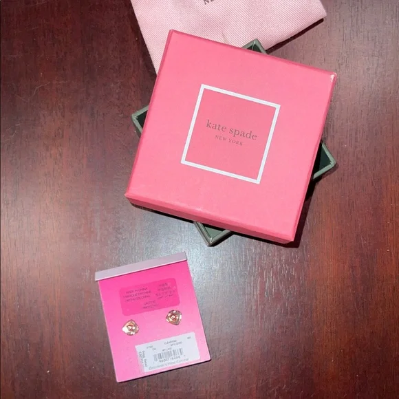 Kate Spade Heart Stud Earrings. dust bag with Box included - Picture 4 of 4